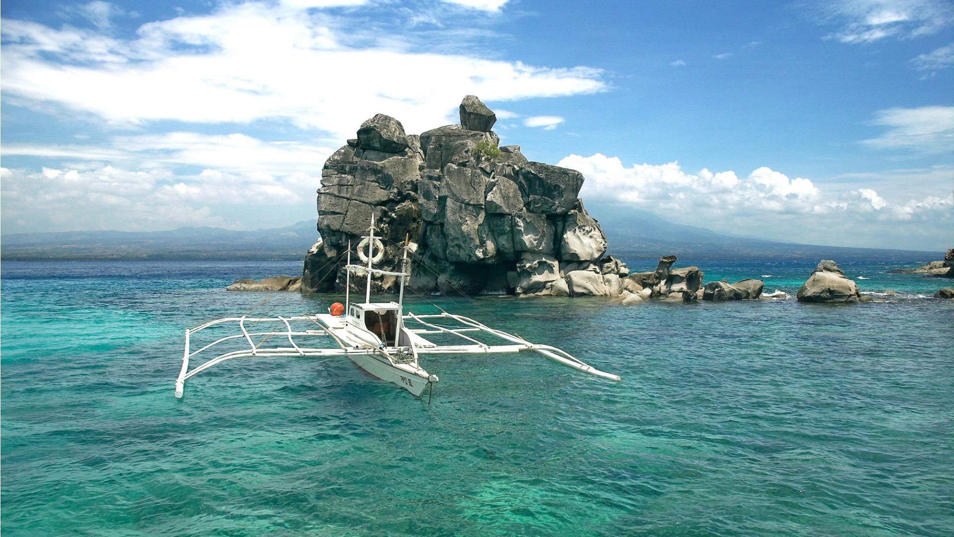Traditionele boot Apo Island | Molamola.travel