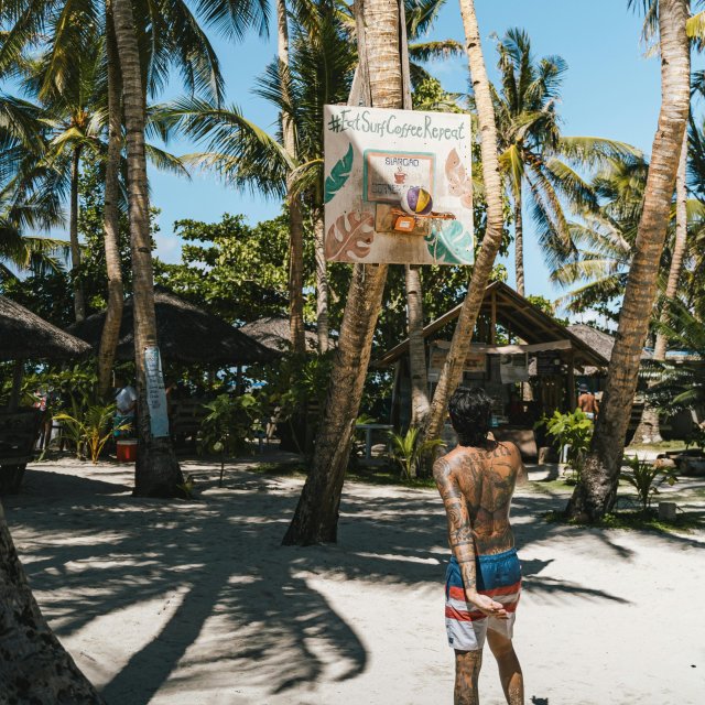 Man op strand Siargao - Filipijnen | Mola Mola Travel