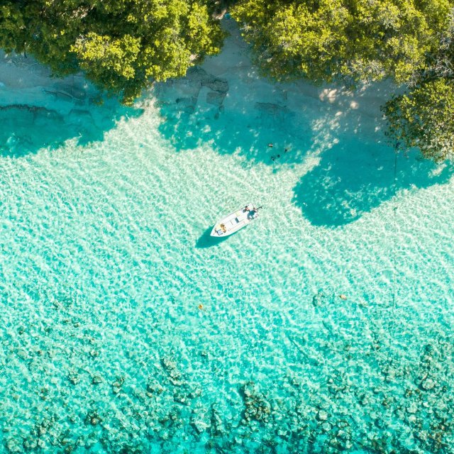 Boot bij de kust, Kendhoo - Malediven | Mola Mola Travel