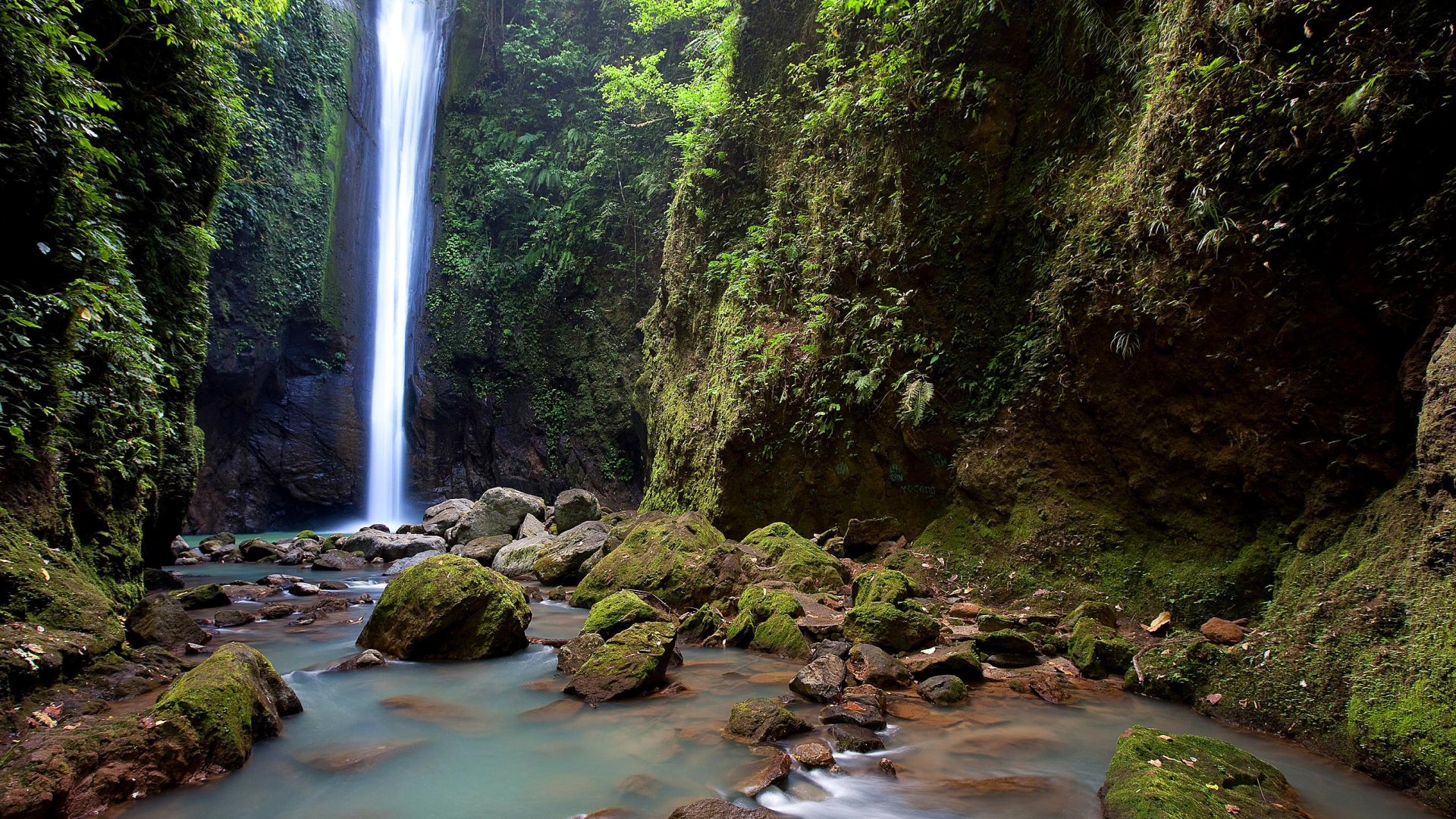 Casaroro Waterfalls | Molamola.travel
