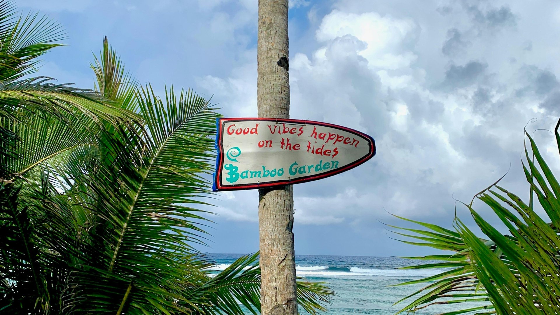 Strandbordje met good vibes | Mola Mola Travel