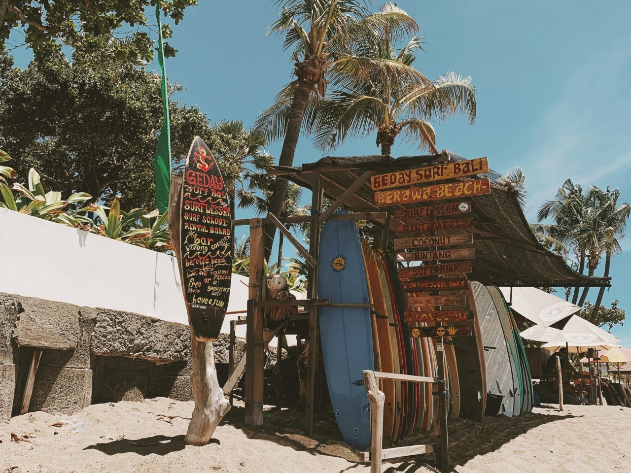 Surfplanken verhuur Berawa Beach, Canggu - Bali | Mola Mola Travel