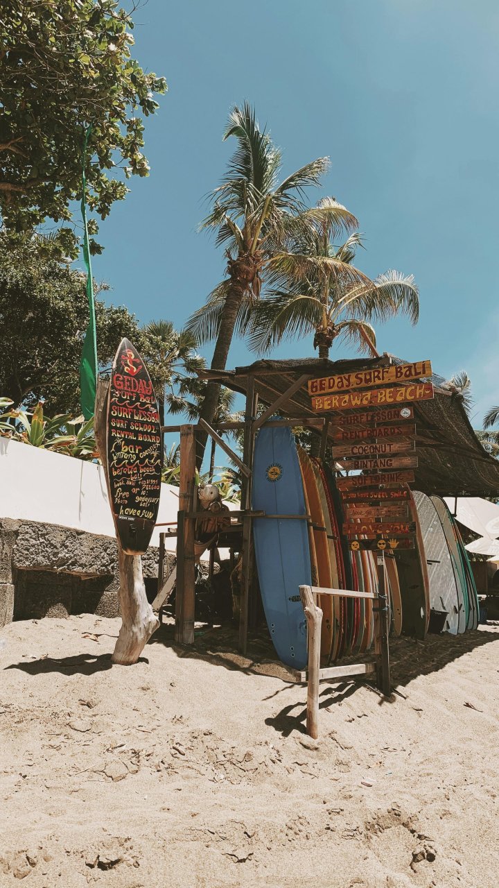 Surfplanken verhuur Berawa Beach, Canggu - Bali | Mola Mola Travel