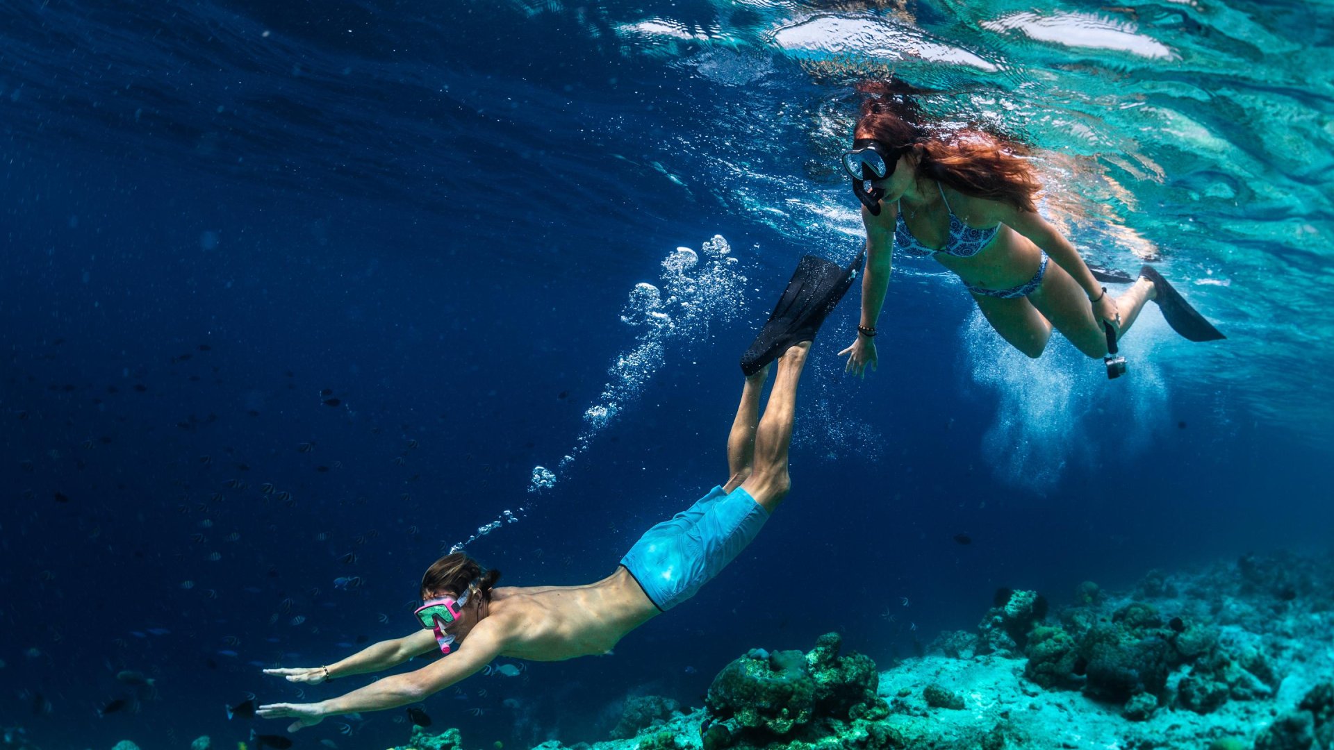 Jong koppel aan het snorkelen | Molamola.travel